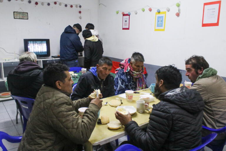 Activan código azul en seis regiones ante frío extremo: ¿Cómo ayudar a las personas en situación de calle?