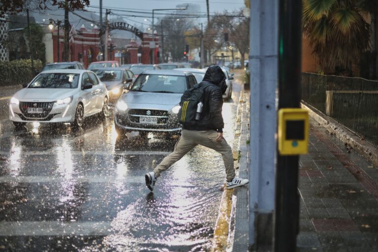A desempolvar los paraguas: Pronostican 100 milímetros de lluvia para la primera semana de agosto en Santiago