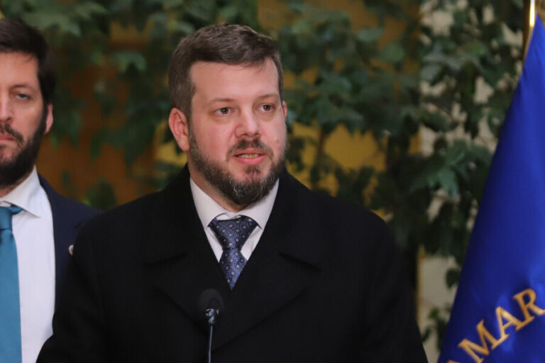 Kaiser responde a Boric tras críticas por sus dichos en caso Putre: 