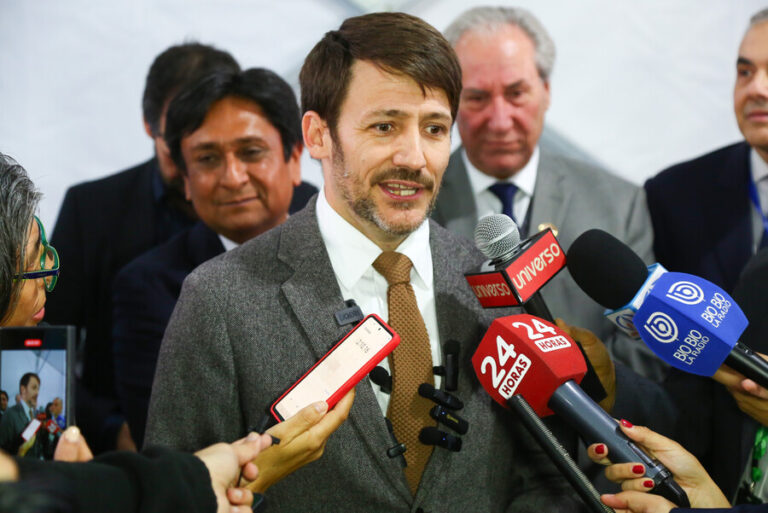 Alza de cuenta de luz: Ministro Pardow llama a 