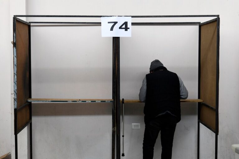Cámara de Diputados aprueba elecciones municipales y regionales en dos días pero rechaza multar a electores que no voten