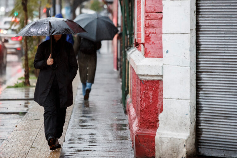 ¿Cuándo hay que preparar los paraguas? Senapred declara Alerta Temprana Preventiva por vientos y lluvias en Santiago