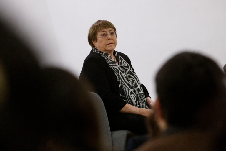 Expresidenta Bachelet alerta que las fallas en la democracia abren paso al autoritarismo