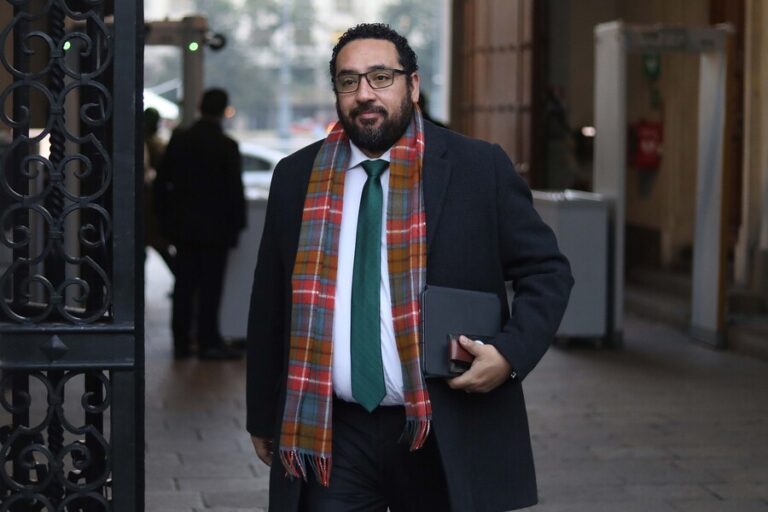 Cataldo defiende a Junaeb tras críticas por retraso en entrega de útiles: 