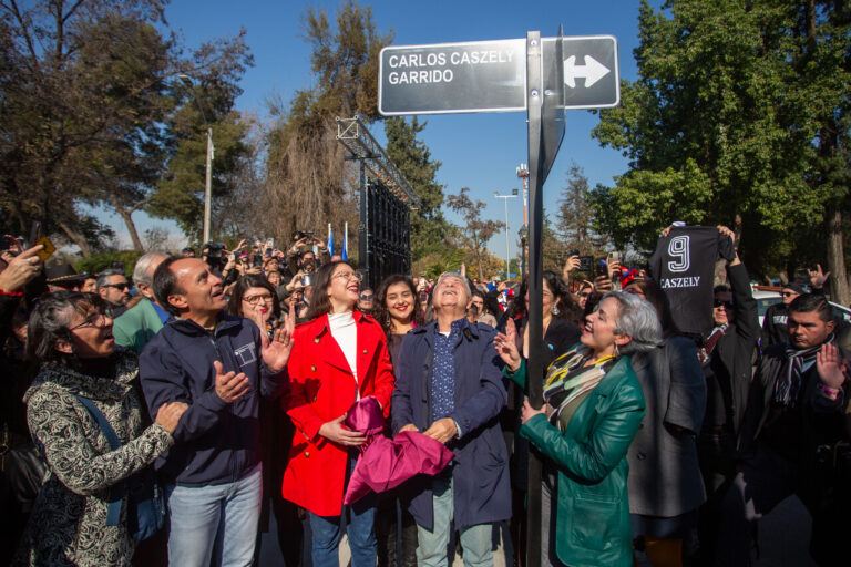 Ya es oficial: Municipalidad de Santiago renombra calle en homenaje al histórico Carlos Caszely