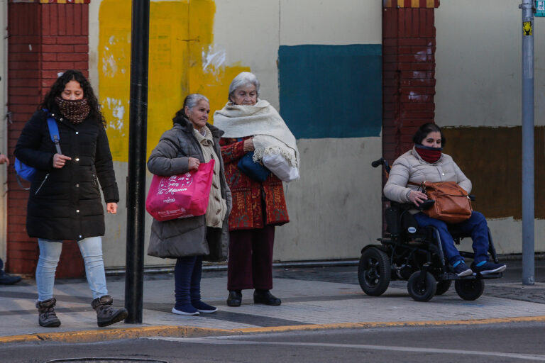 Autoridades llaman a proteger a niños y adultos mayores ante el frío extremo de esta semana