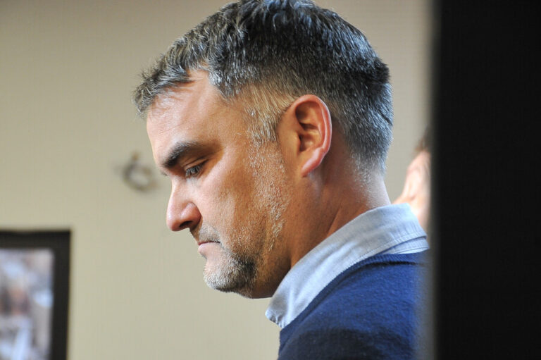 Realizan protesta a las afueras de sede de la UDI en Providencia para exigir la renuncia de Javier Macaya