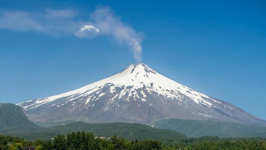 Pulsos eruptivos en Volcán Villarrica: Autoridades decretan alerta amarilla en Región de la Araucanía y Los Ríos