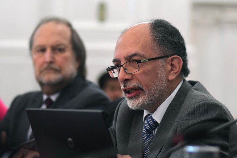 Otro ministro de la Corte Suprema denunciado en Comisión de Ética: Acusan a Sergio Muñoz por filtración de fallo a su hija