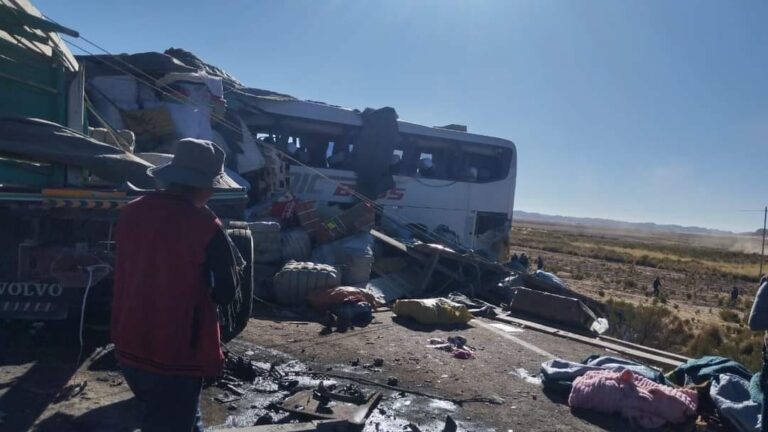 Un chileno fallecido y otros cinco heridos: Cancillería actualiza estado de connacionales tras fatal choque en Bolivia