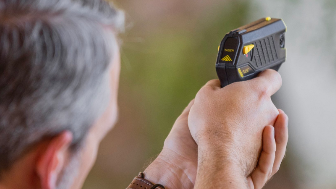 Pistolas Taser: La propuesta de Orrego para combatir la delincuencia que el INDH y la Defensoría de la Niñez rechazaron tajantemente