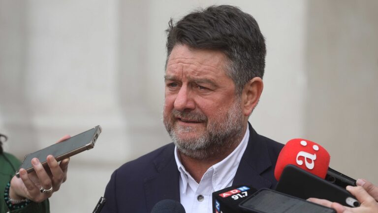 Claudio Orrego reitera que no será candidato presidencial y critica postura de Matthei sobre pena de muerte