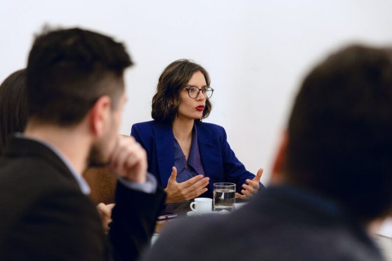 Ministra Vallejo llama a trabajar 