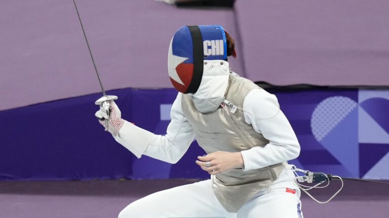 Esgrimista chilena Arantza Inostroza cayó ante Jessica Guo en París 2024