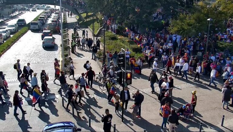 Reportan aglomeraciones de venezolanos en sectores de Providencia: La comuna es el único local de votación en Chile