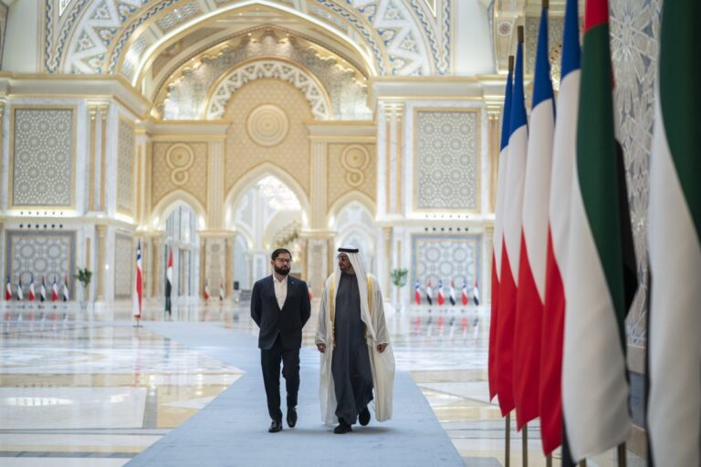 Boric llega a Abu Dabi en la primera visita de un presidente de Chile a Emiratos Árabes