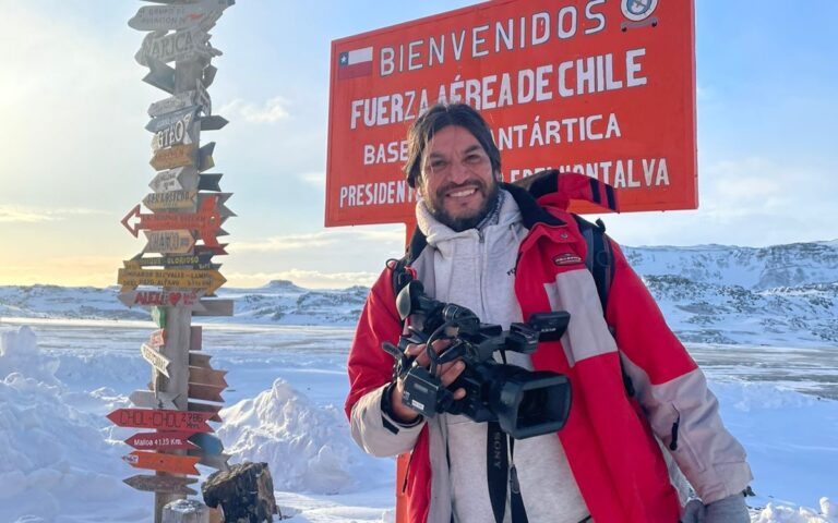 Congreso entrega premio a la trayectoria a Juan Estay, camarógrafo de CNN Chile