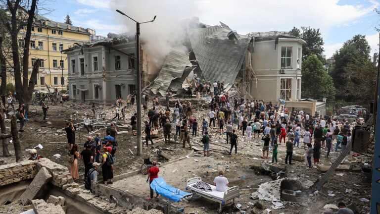 20 muertos en ataques rusos contra ciudades de Ucrania y hospital infantil en Kyiv