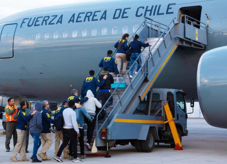 En vuelo FACH: Expulsan a 42 ciudadanos extranjeros con destino a Colombia, Ecuador, República Dominicana y Bolivia