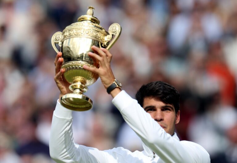 Repitió la hazaña: Carlos Alcaraz arrasa a Novak Djokovic y se corona nuevamente campeón de Wimbledon