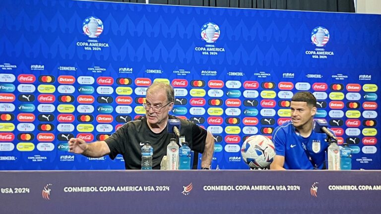 El divertido momento que protagonizó Bielsa con Araújo: 