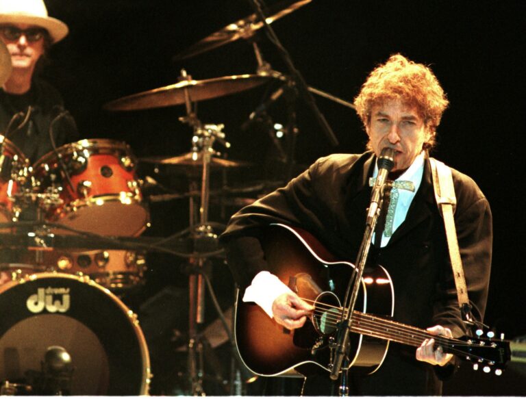 Bob Dylan suma a Reino Unido en gira que incluye controversial regla para sus fans: No usar celulares durante los conciertos