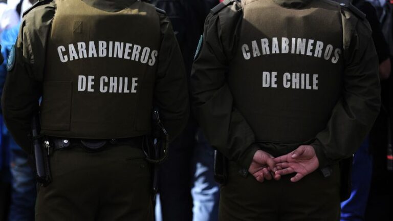 Funcionarios de Carabineros sufren violento ataque durante fiscalización en barrio Franklin: Incidente dejó dos detenidos