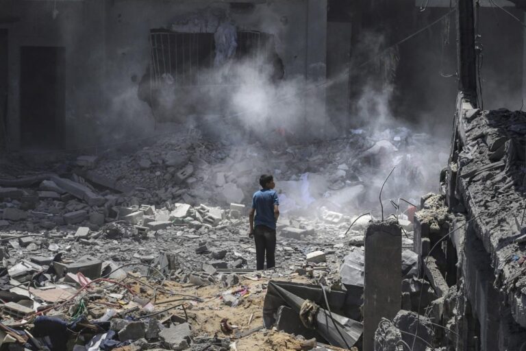 La falta de champú multiplica los piojos entre los desplazados de Gaza: Muchos han decidido raparse para evitar la epidemia