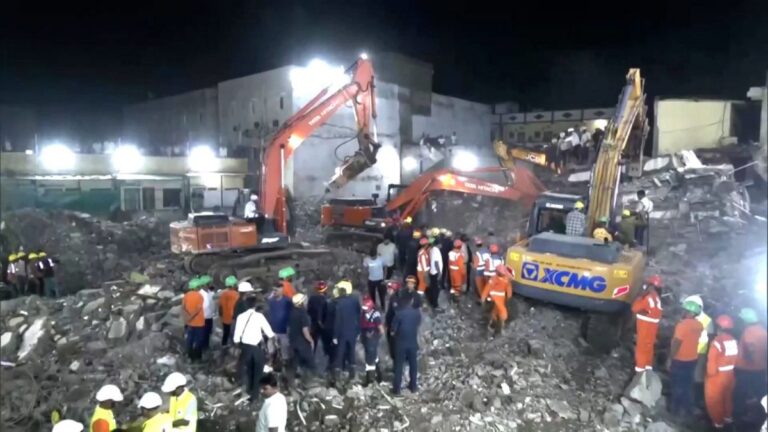 Al menos siete personas muertas y varias heridas tras derrumbe de un edificio en la India