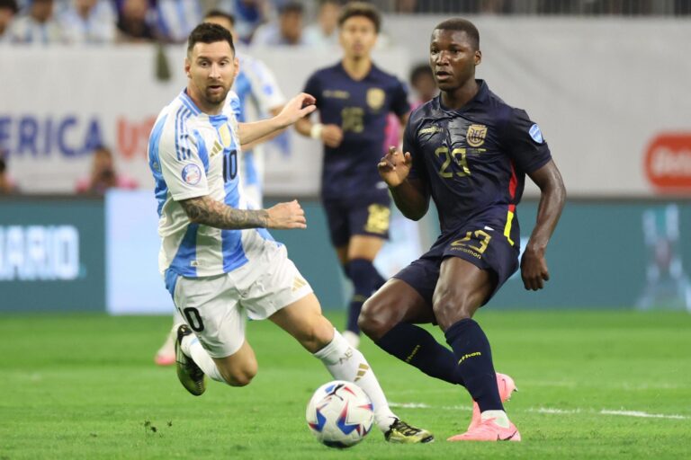 Otra vez no lo vio el VAR ni el juez: la grosera falta de un jugador de Argentina que no le significó tarjeta