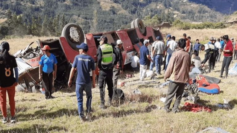 Caída de bus de pasajeros desde 200 metros deja 21 personas muertas en Perú