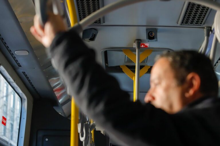 Paradas nocturnas flexibles y cámaras con transmisión en tiempo real: De qué trata el plan piloto de seguridad de Transportes