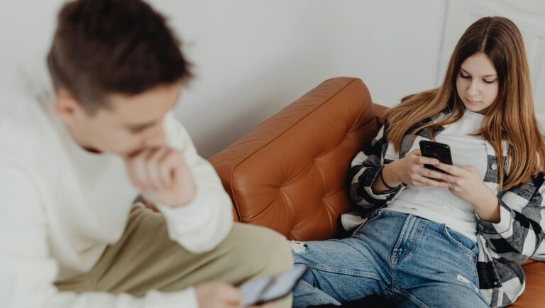 Especialista defiende la restricción de celulares a NNA y asegura que es clave apoyo de la comunidad para buenos resultados