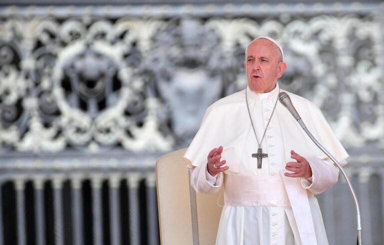 Papa Francisco dice que rechazar a los migrantes es un 
