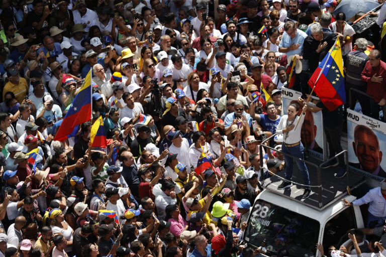 ONG venezolana advierte de revisiones ilegales de celulares por policías y militares para realizar detenciones y sobornos