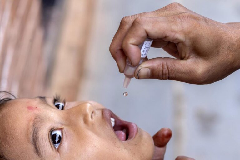 Bebé de 10 meses contagiado con polio en Gaza ya tiene su cuerpo paralizado: 
