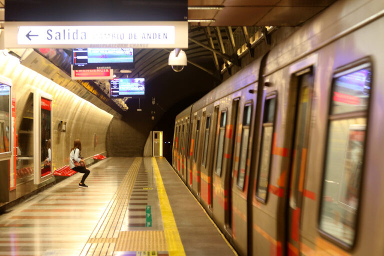 Metro anuncia el cierre de estaciones en la Línea 4 a pocos minutos del término de la jornada