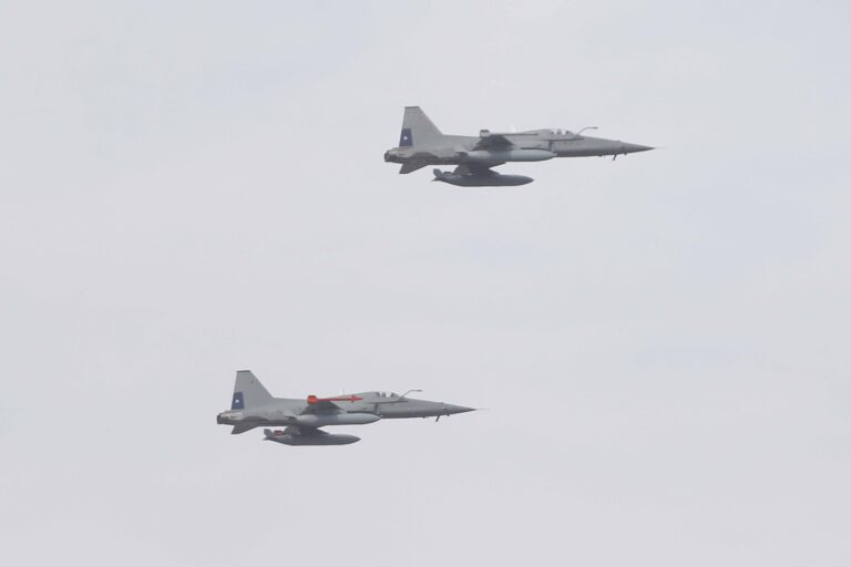 Tras violación de espacio aéreo por nave no identificada: Gobierno confirma vuelo de emergencia de avión F-5 de la FACH