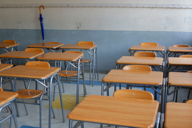 Lluvias y fuertes vientos: Revisa en qué regiones y comunas del país están suspendidas las clases