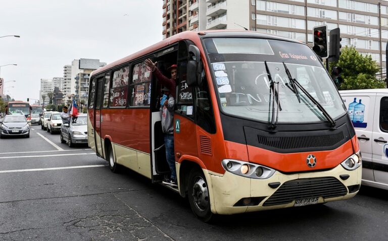 Micreros de Viña del Mar anuncian paro este lunes por constantes apedreos: Exigen mayor seguridad para choferes y pasajeros