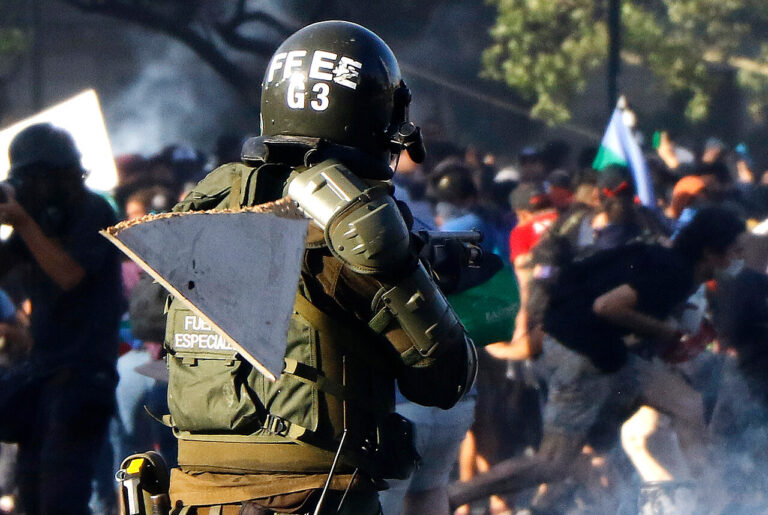 Justicia condena a excarabineros a penas de cárcel por torturas contra detenido durante el estallido social