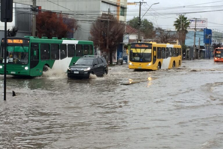 Estado de las rutas en la RM ante lluvias: Conoce la situación de las comunas en horario punta