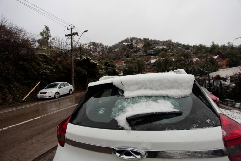 Santiaguinos sorprendidos por la nieve: Reportan nevadas en Las Condes y Lo Barnechea