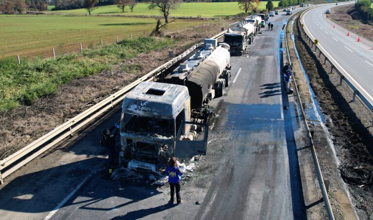 Confederación Nacional del Transporte de Carga condena el ataque incendiario a dos camiones en Ercilla: 