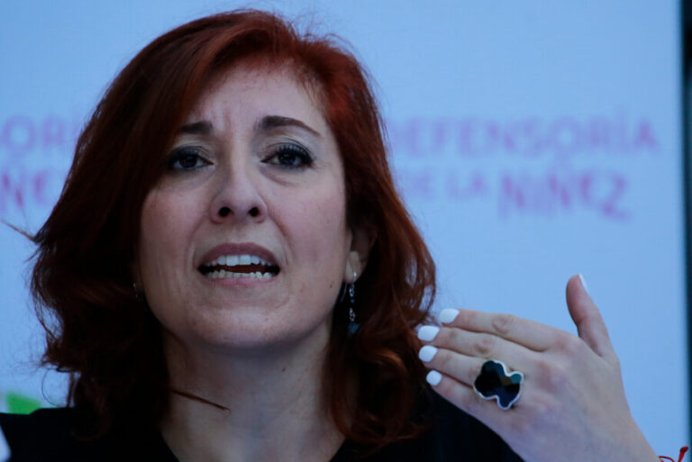 Muñoz arremete contra Gobierno por despido de Amor: 