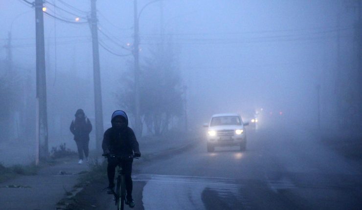 Densa niebla cubre diversos sectores de la Región Metropolitana y reduce visibilidad: ¿Hasta qué hora estará presente?