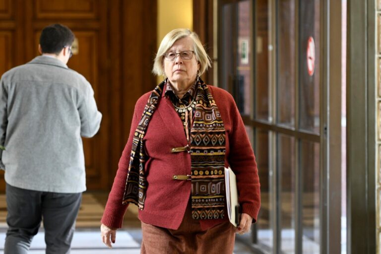 Bulnes critica a la derecha por obligarla a asistir a la Comisión de Ética y rechazar su reemplazo pese a tener cáncer