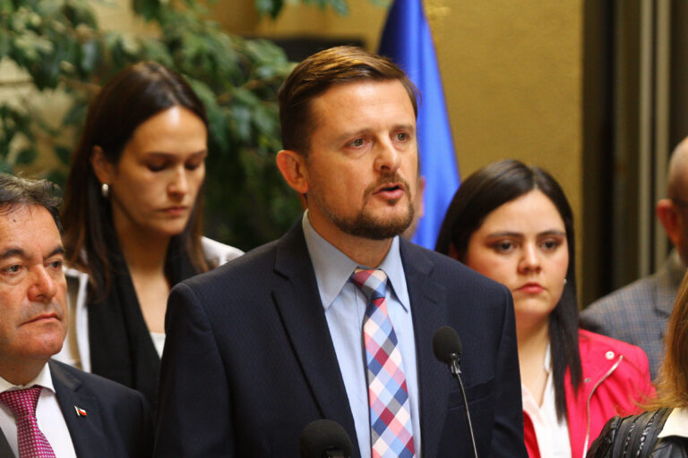 Diputado Schubert afirma que el PC no reconoce como dictadura a Venezuela porque tiene 