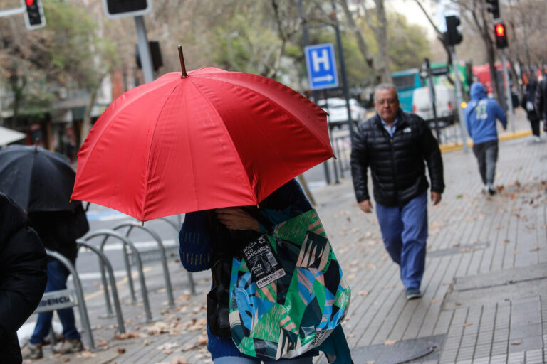 Senapred decreta Alerta Amarilla para la Región Metropolitana a raíz de la lluvia y fuertes vientos
