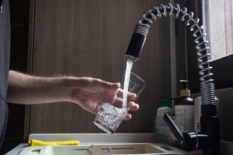 ¿Cuánta agua debes beber al día?: Experta revela la cantidad ideal y cómo calcular el consumo adecuado para cada persona